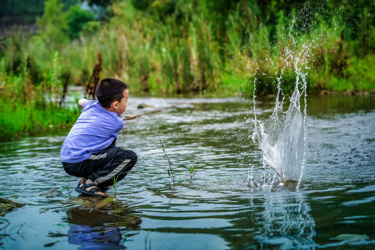 戏水少年