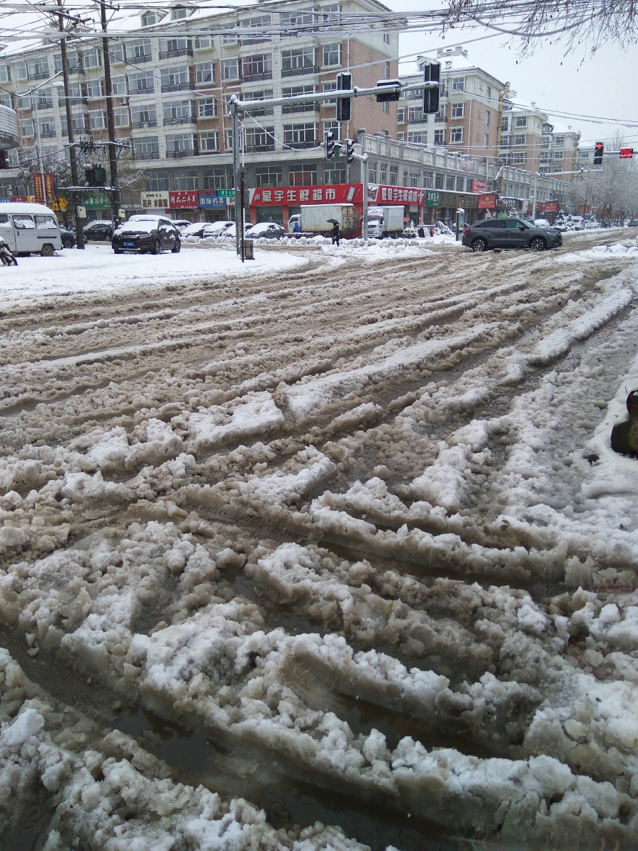 街头巷尾,东北的第一场大雪,雪后的街道.