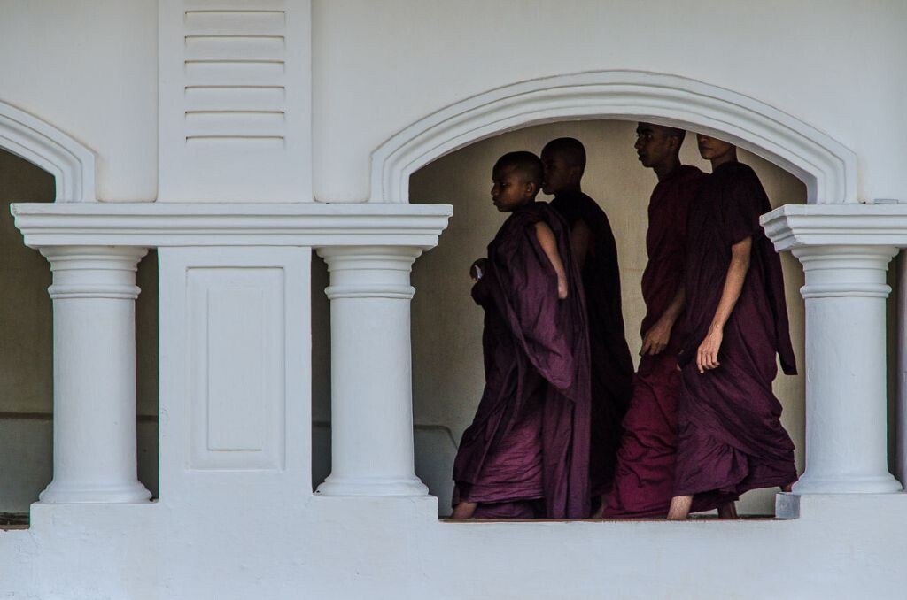 丹布勒金寺的僧侣<br />
走出丹布勒金寺(Golden Temple of Dambulla)的佛窟，坐在莲花池旁小憩，憋见廊间有僧侣走过，在不打扰他们的情况下按下了快门。