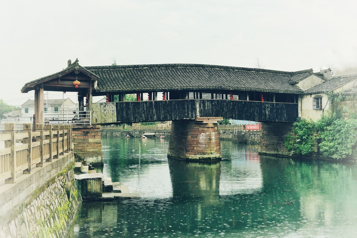 洞桥位于宁波洞桥镇洞桥村据鄞县通志记载始建于宋建隆年间现建筑为