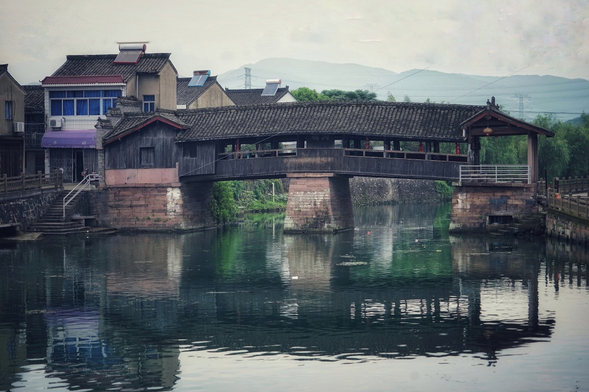 洞桥位于宁波洞桥镇洞桥村据鄞县通志记载始建于宋建隆年间现建筑为