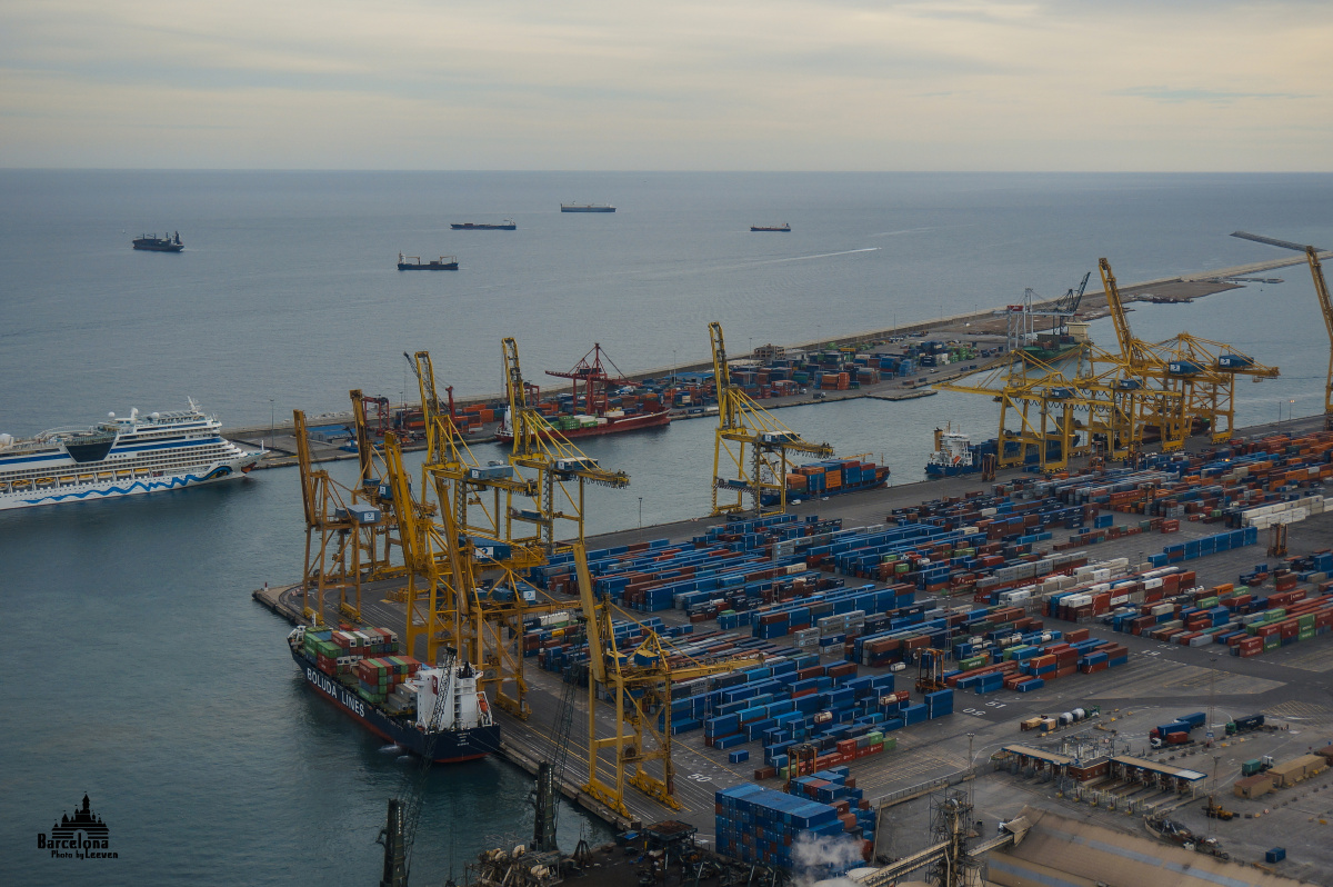 1.24 barcelona 繁忙的港口 各色的集装箱点缀的海岸线