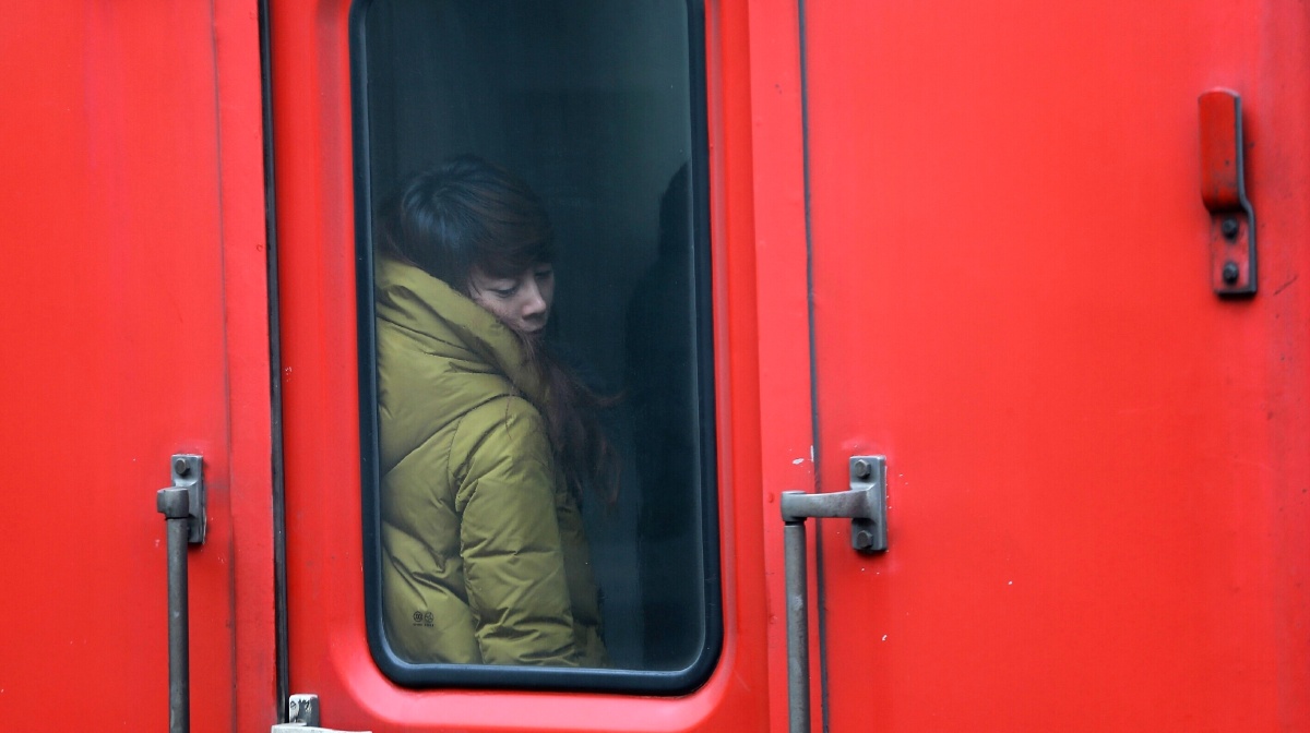 拍摄于春运期间的老式红皮火车