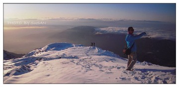 2013.4.7站在雪地中的TOM和云海.jpg