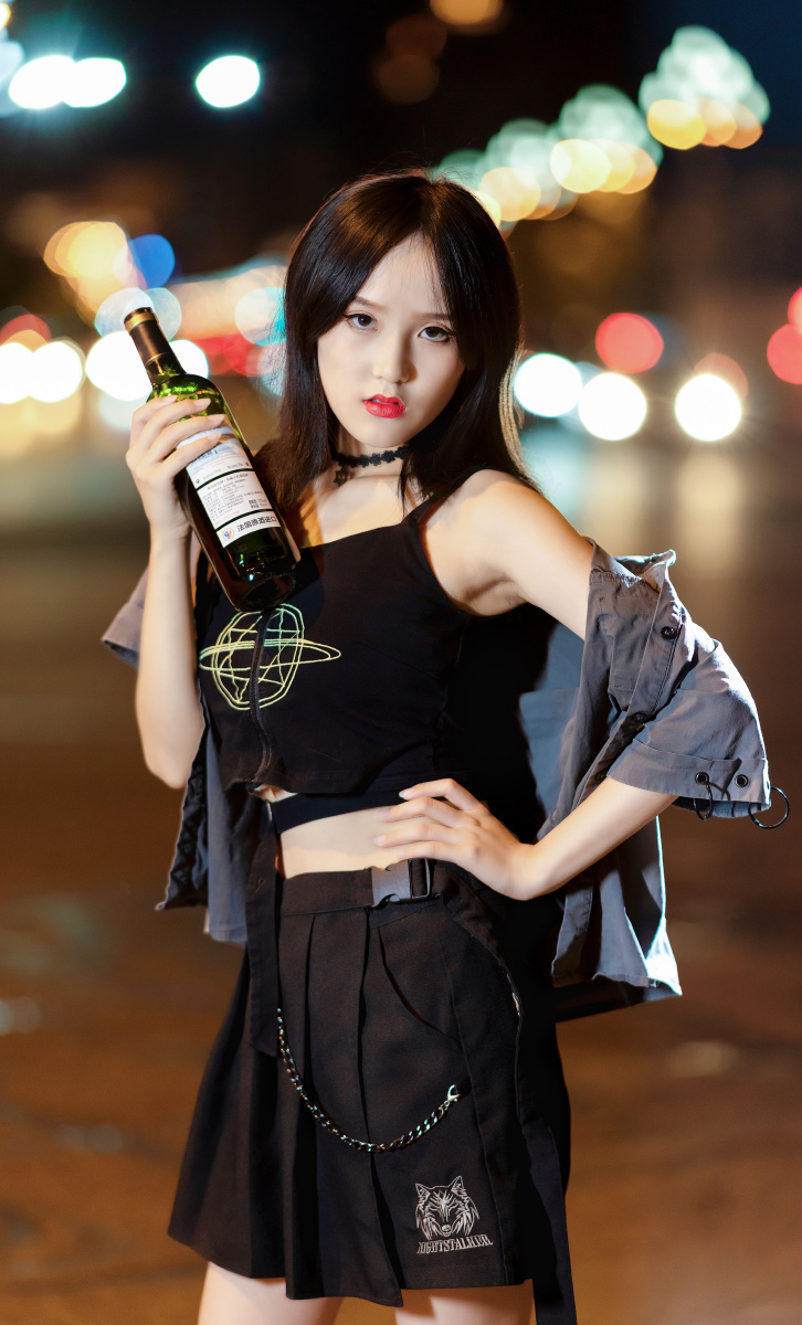 路灯下的炫酷女孩模特不会抽烟喝酒为了拍摄需要委屈模特了特此声明