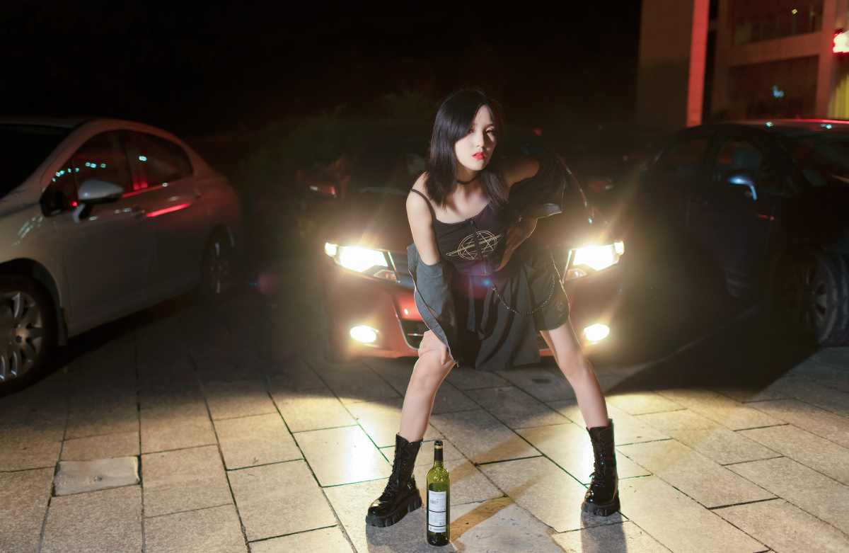 路灯下的炫酷女孩模特不会抽烟喝酒为了拍摄需要委屈模特了特此声明