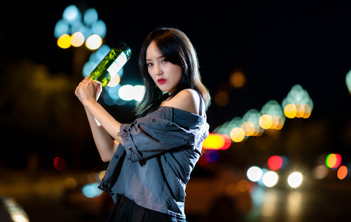 路灯下的炫酷女孩模特不会抽烟喝酒为了拍摄需要委屈模特了特此声明