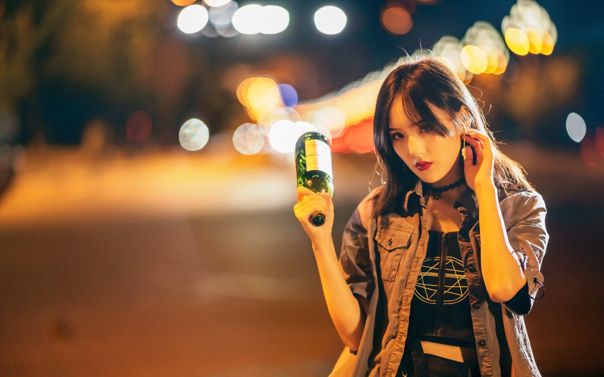 路灯下的炫酷女孩模特不会抽烟喝酒为了拍摄需要委屈模特了特此声明