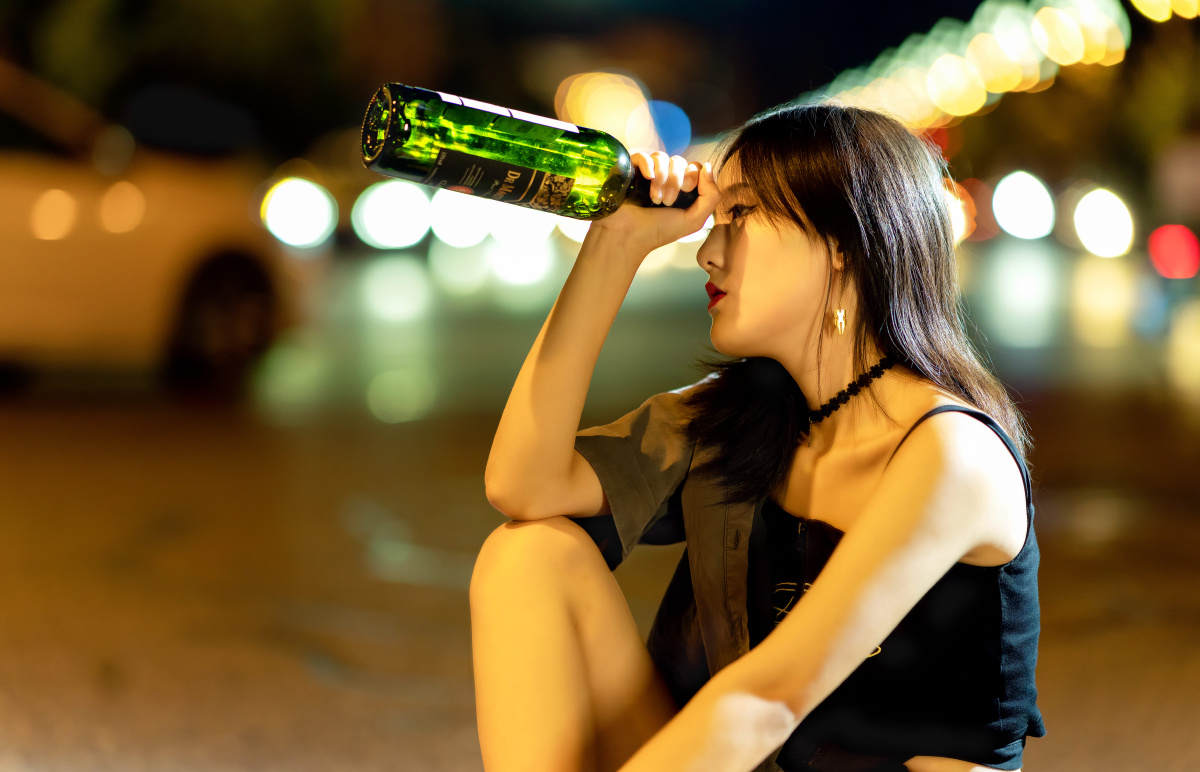 路灯下的炫酷女孩模特不会抽烟喝酒为了拍摄需要委屈模特了特此声明