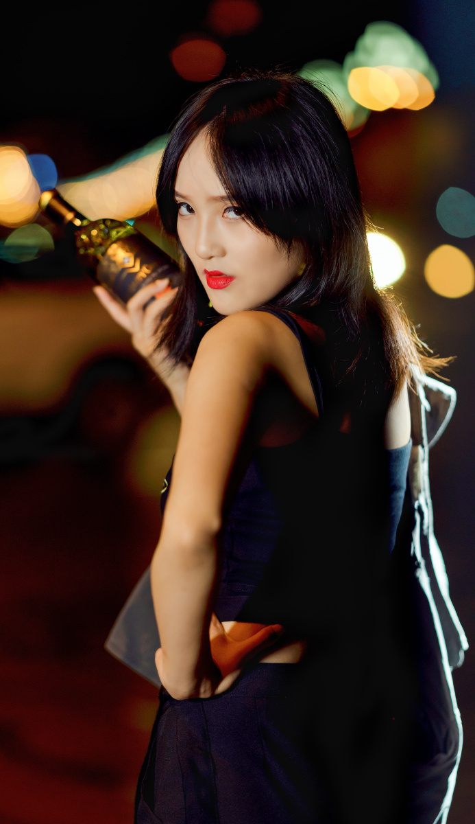 路灯下的炫酷女孩模特不会抽烟喝酒为了拍摄需要委屈模特了特此声明