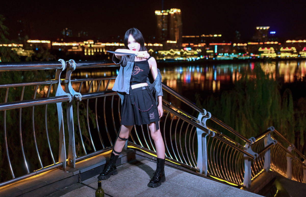 路灯下的炫酷女孩模特不会抽烟喝酒为了拍摄需要委屈模特了特此声明