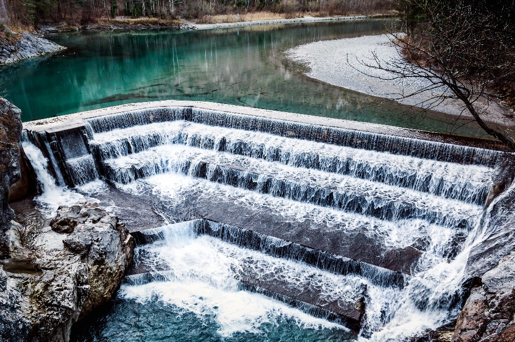 莱希瀑布 Lechfall 坐落在菲森南郊、莱希河(Lech)上,落差达7米。