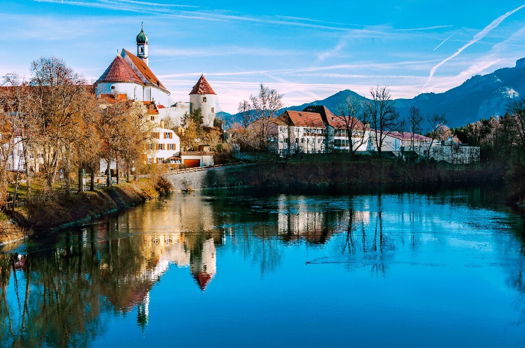 莱希河畔的方济会修道院 Franziskanerkloster,简称“菲森修道院”Kloster Füssen