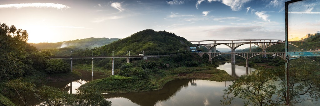 重庆-涪陵-川东造船厂。左：新红星大桥；右下：斜阳溪大桥；右中：长涪高速；右上：沪汉蓉高速铁路-渝利段。<br />
