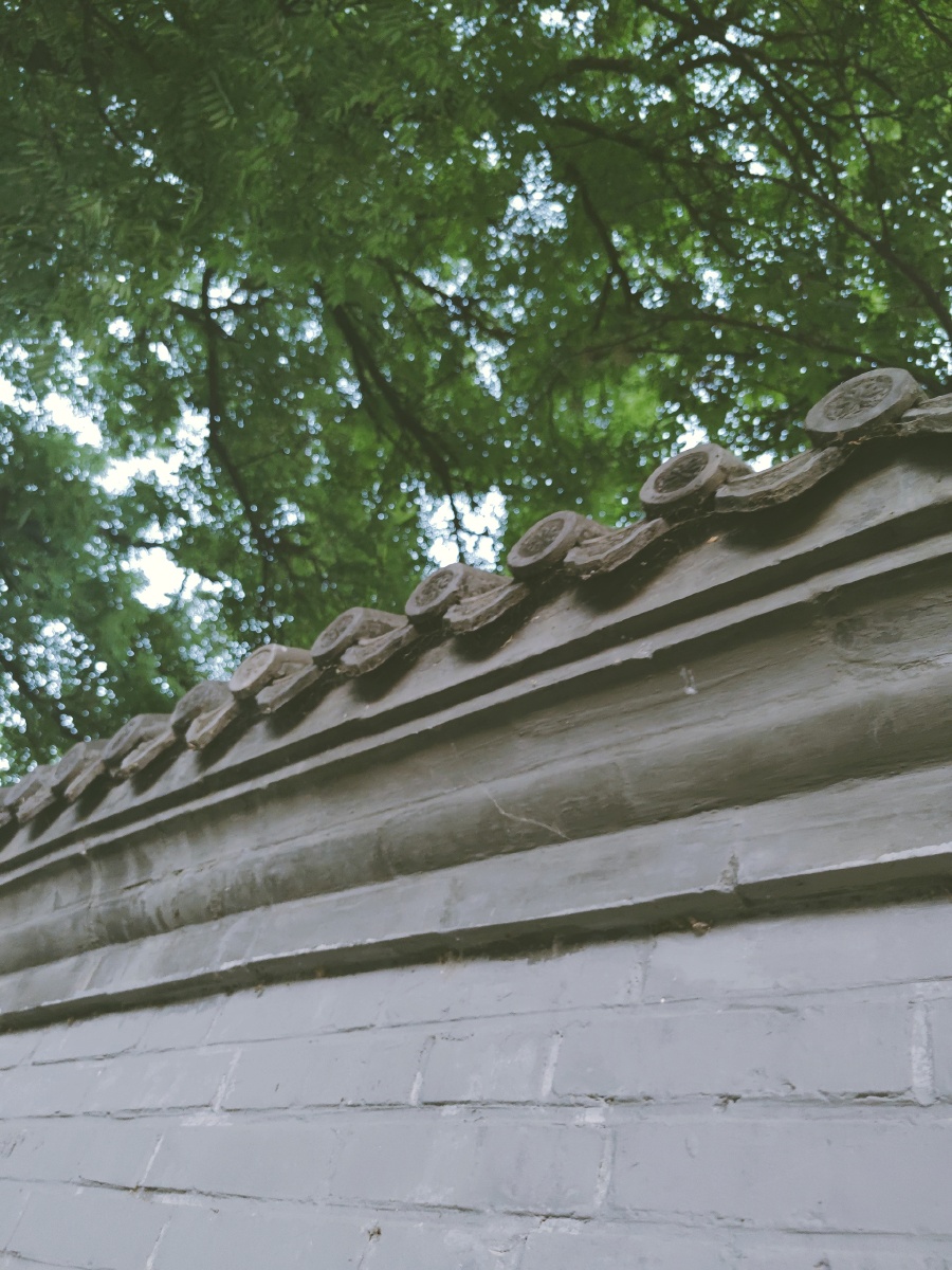 红砖绿瓦是最好看的红配绿.