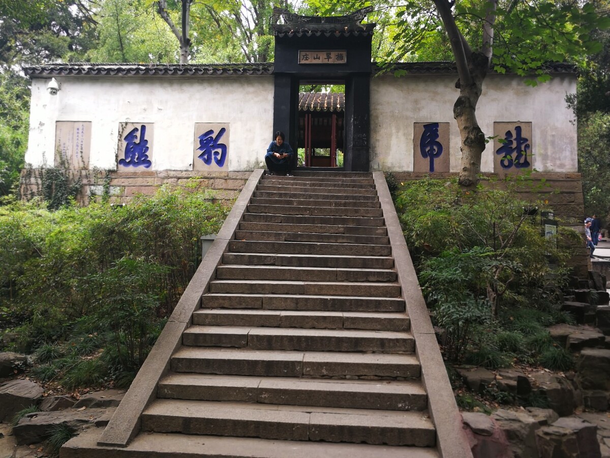 不知女施主何事无解，居然成为镜中人物达四十分钟之久，糟改了唐寅大手笔。戏读：龙、虎、尼、豹、熊。??