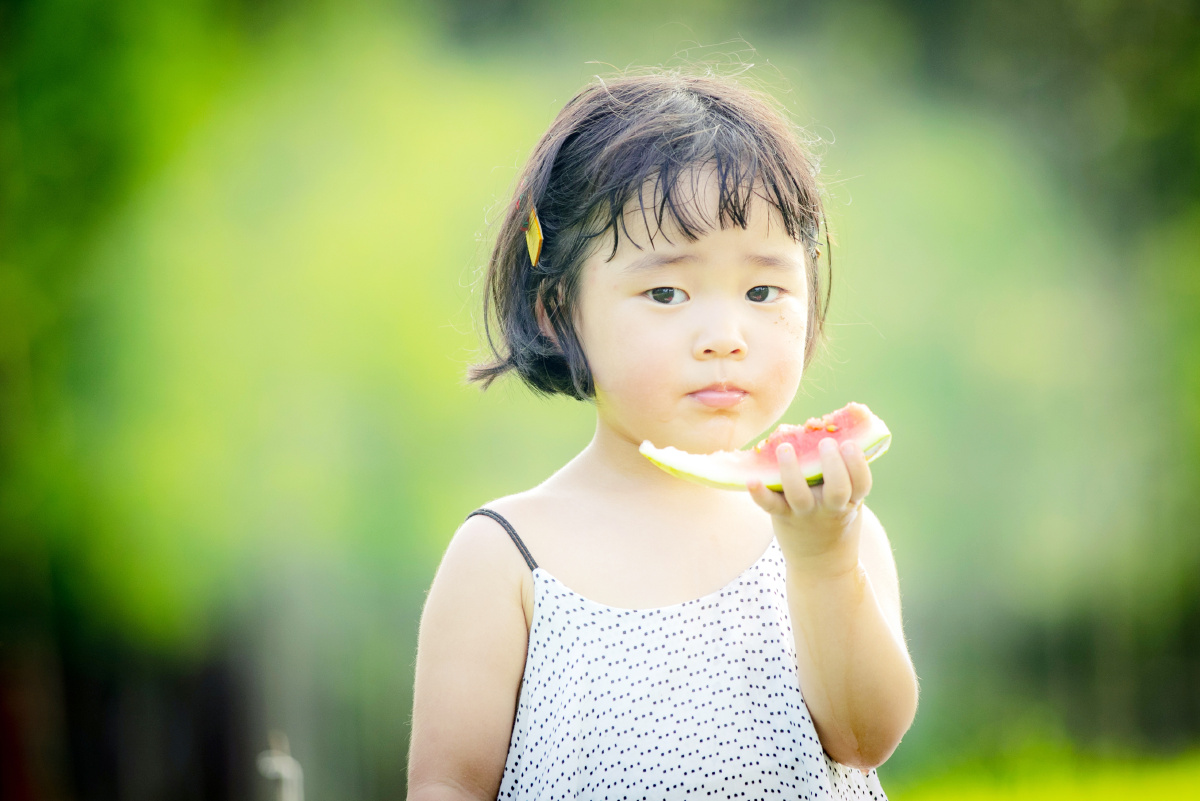 吃西瓜的小女孩