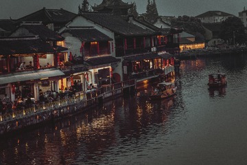 437617