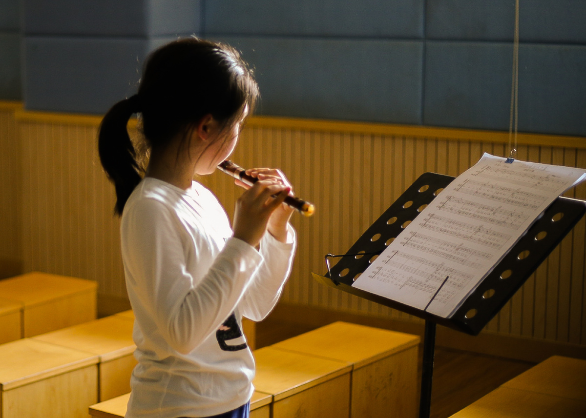 吹笛子的小姑娘