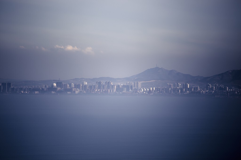 隔海而望的蓬莱城