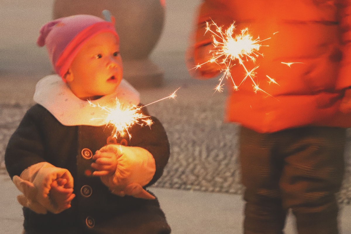 大年初一小孩手中的烟花