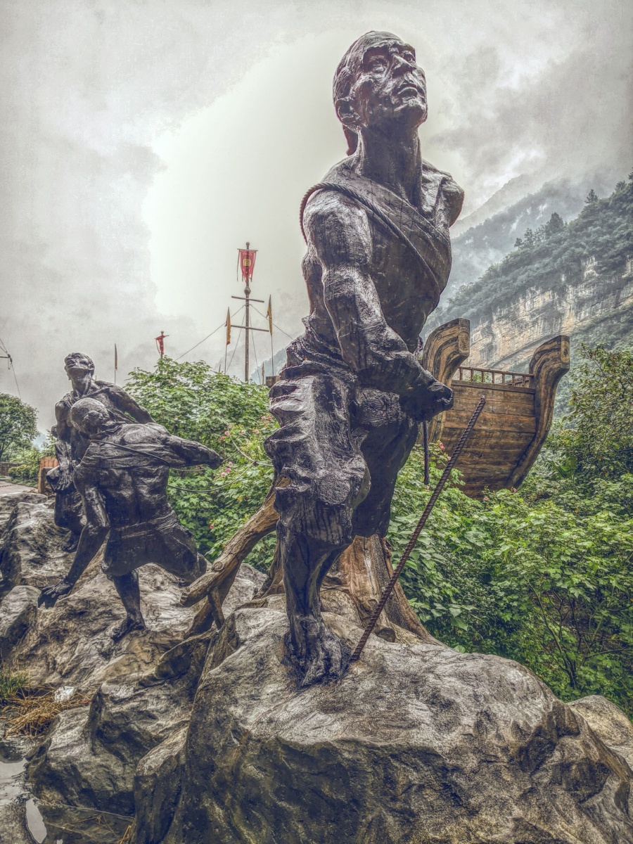 人吧打赏点赞是美德,打赏是鼓励十月六日游重庆市武隆区,乌江纤夫塑像