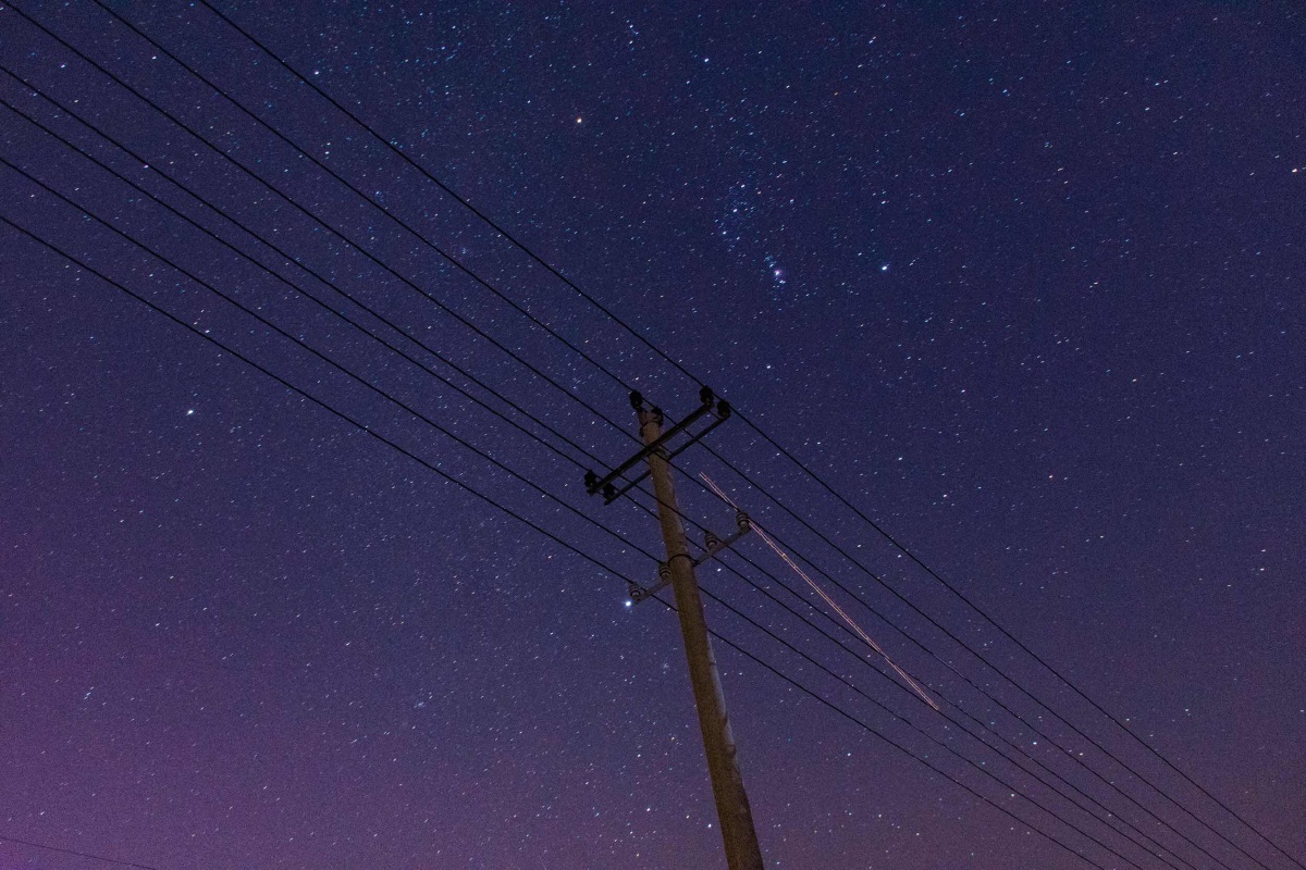 星空下的电线杆子