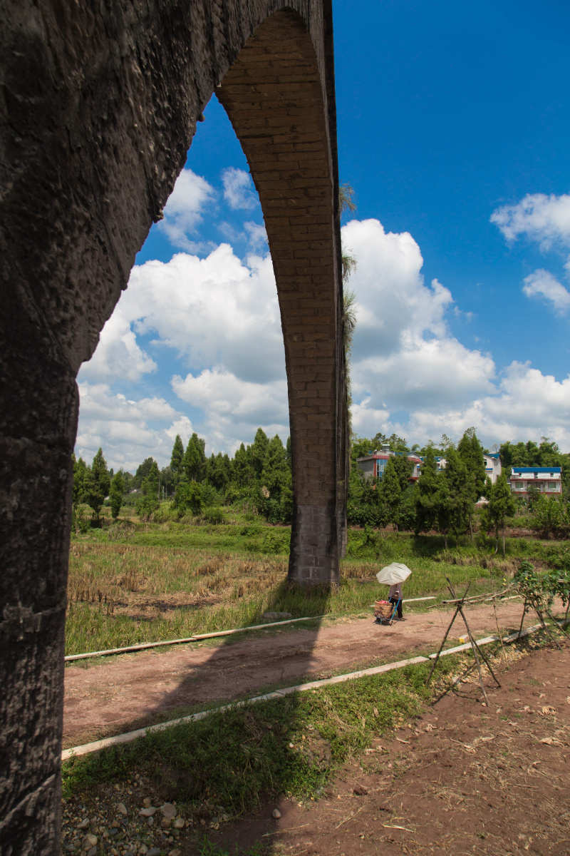 四川省 广安市 岳池县 酉溪镇 农村 天桥 蓝天 白云 绿树