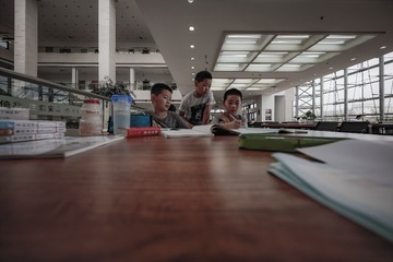 《探讨》摄于区图书馆 区摄协金平