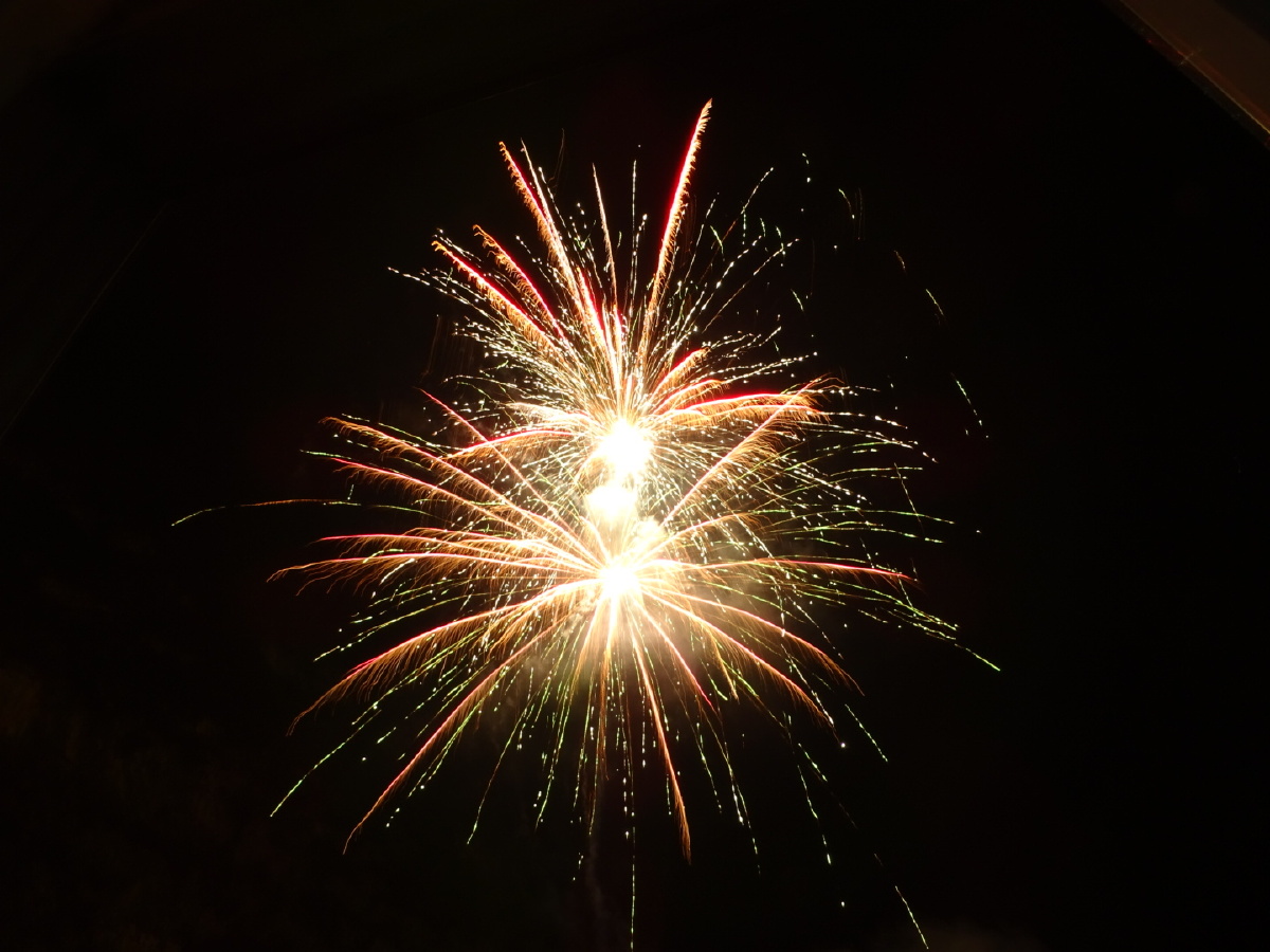 送您一束烟花许个愿吧6767