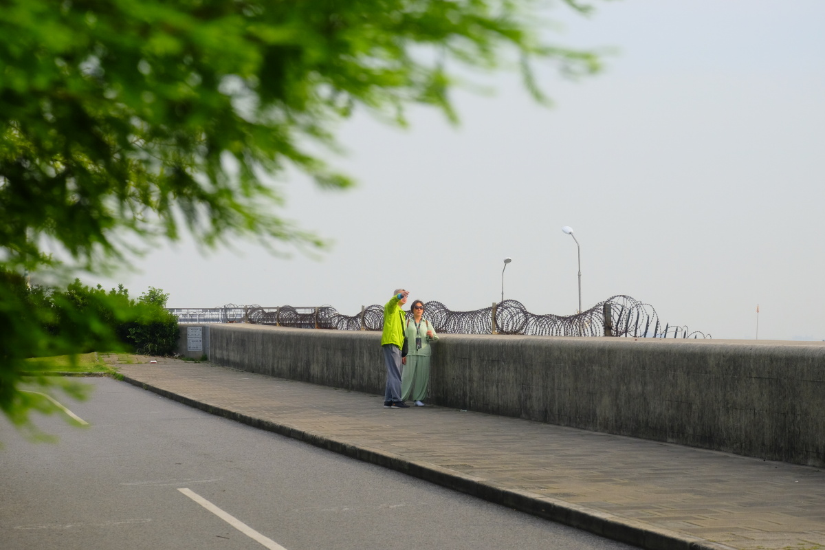 长江上海宝山段滨江公园的早晨