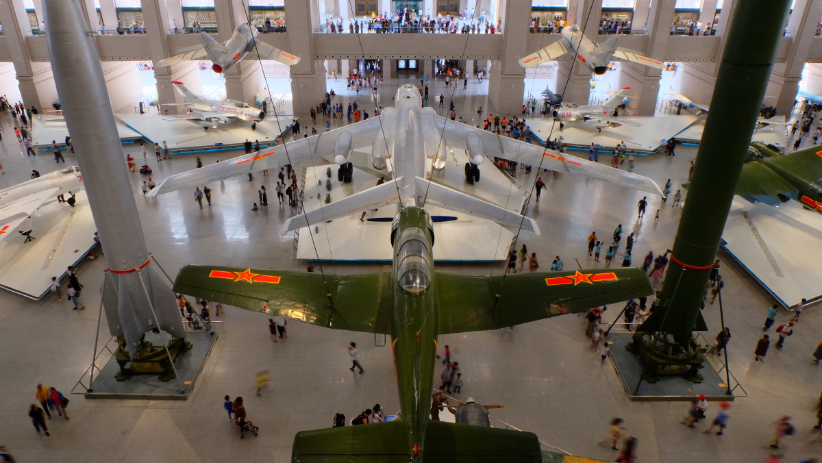 一楼大厅的飞机与观众,2019年7月,军事博物馆