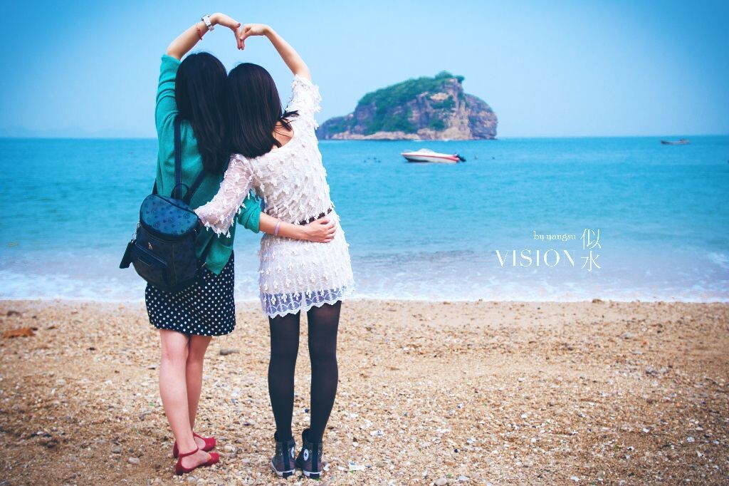 闺蜜<br />
海边的两闺蜜——摄于大连棒棰岛。