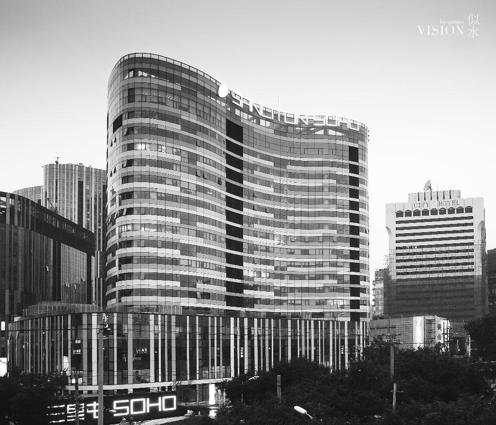 黑白的三里屯SOHO<br />