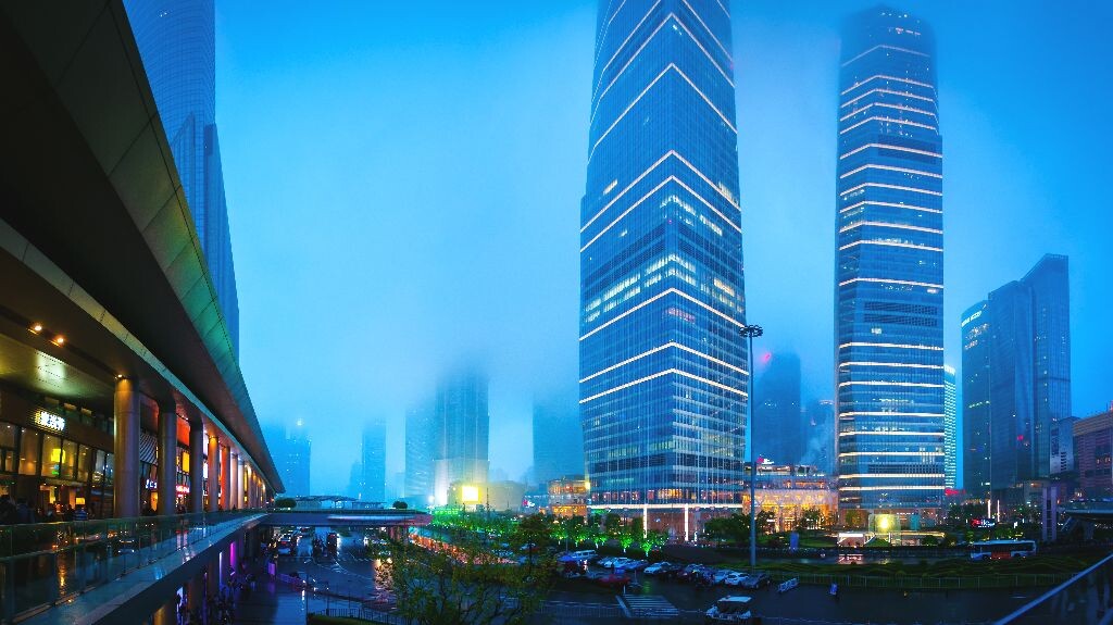 上海的雨夜，蒸腾的水雾让高耸的建筑仿佛遁形。