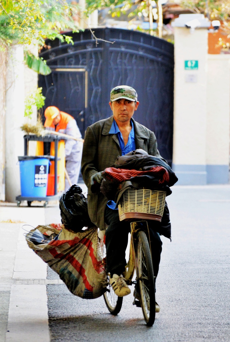 拾荒人对于这哥们来说,钱的重要性远大于比冬日暖阳上海武康路扫街