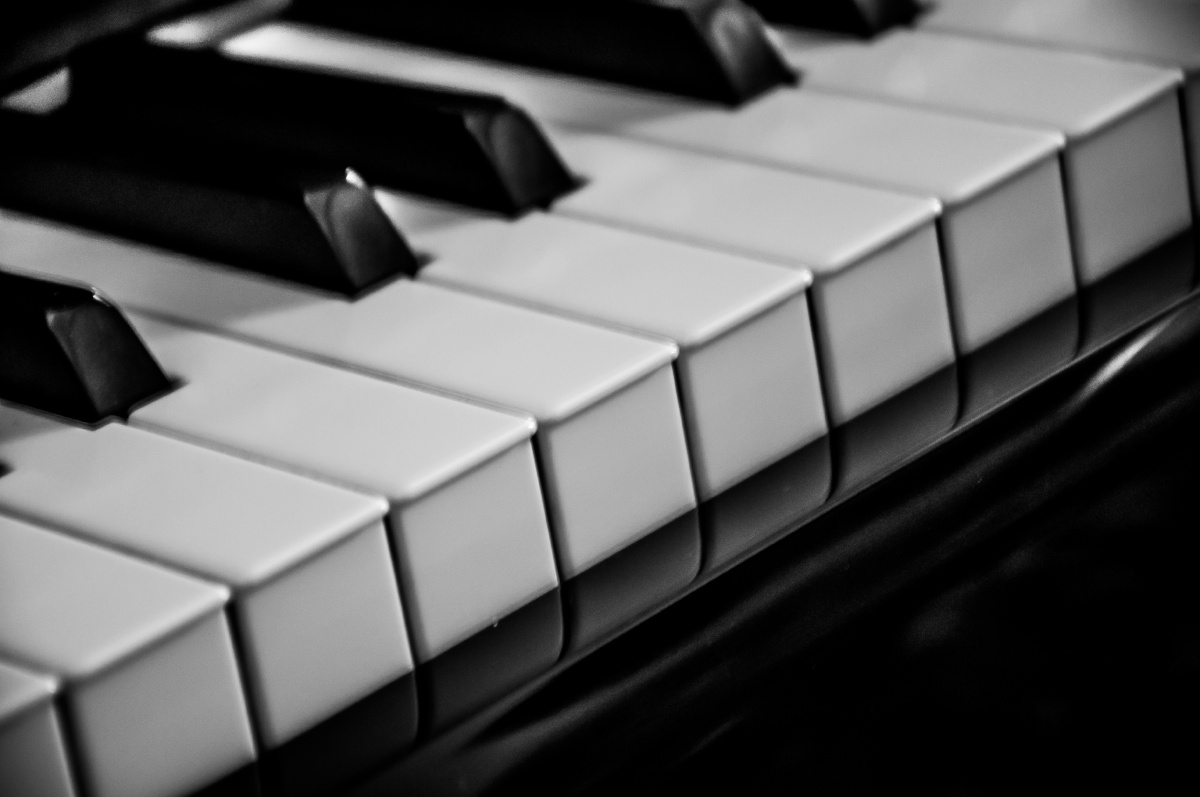 黑白键 br /> 钢琴上黑键之间 br /> 永远都夹着空白 br /> 缺了一块 