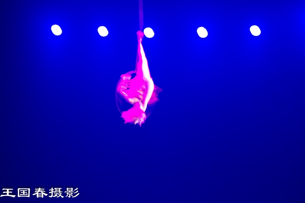 男女杂技演员的尬接触
