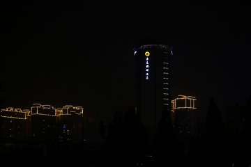 305326