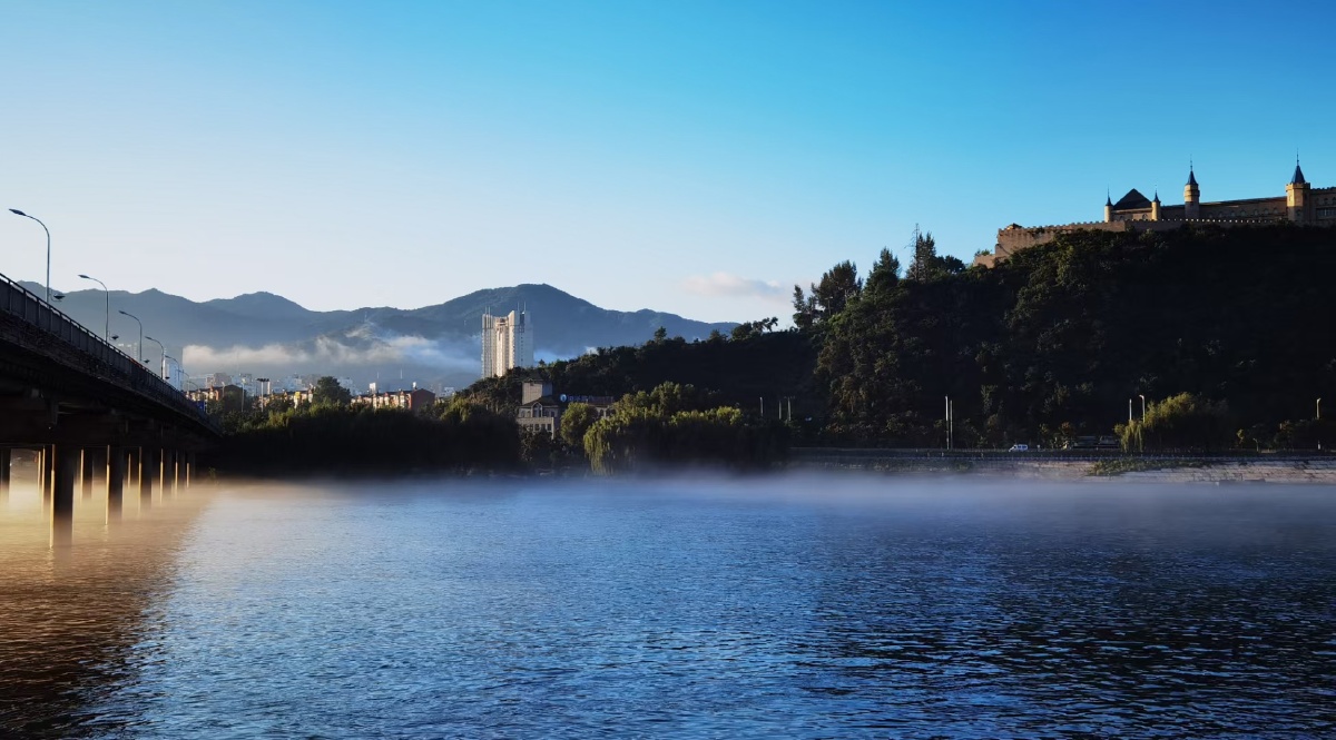 晨曦中水边的城市