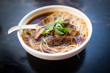 中秋加班  来一碗牛肉面