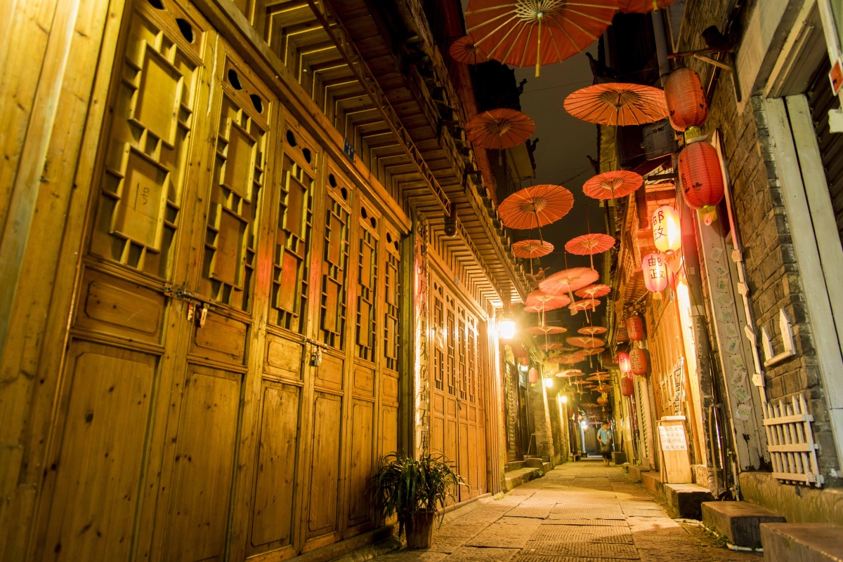 夜晚凤凰古城的街道少了白天时的人流 喧嚣显得格外寂静