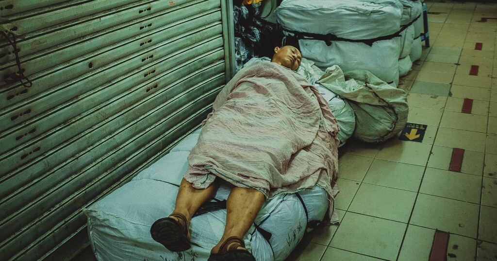 一位大叔睡着了