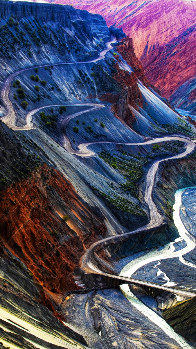 九曲十八弯的峡谷之路