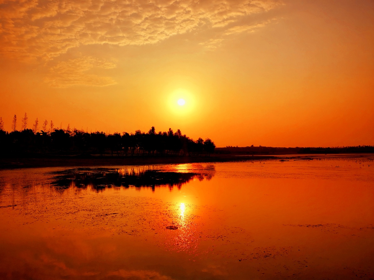 晨光熹微可可托海61溢泉湖分海的夏至阳光岂至是染红大地那么简单