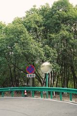 505718