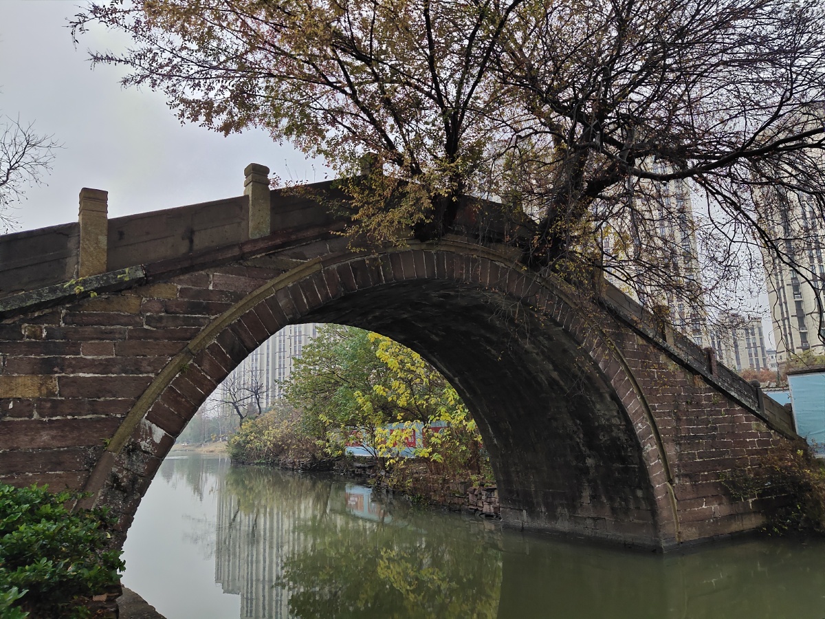 冬至盼春冬雨中的望春桥