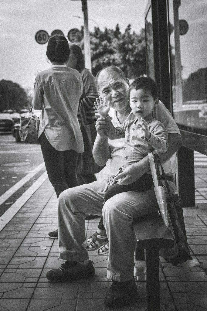 最近在图虫关注了兽无不摄的相册，其中一句“拍不到，是因为拍摄的欲望不够强烈”。我被这句话深深触动。今天急不及待的上街拍摄，特别是大胆的靠近后，换来的是善意的笑脸。这是一种珍贵的体验。