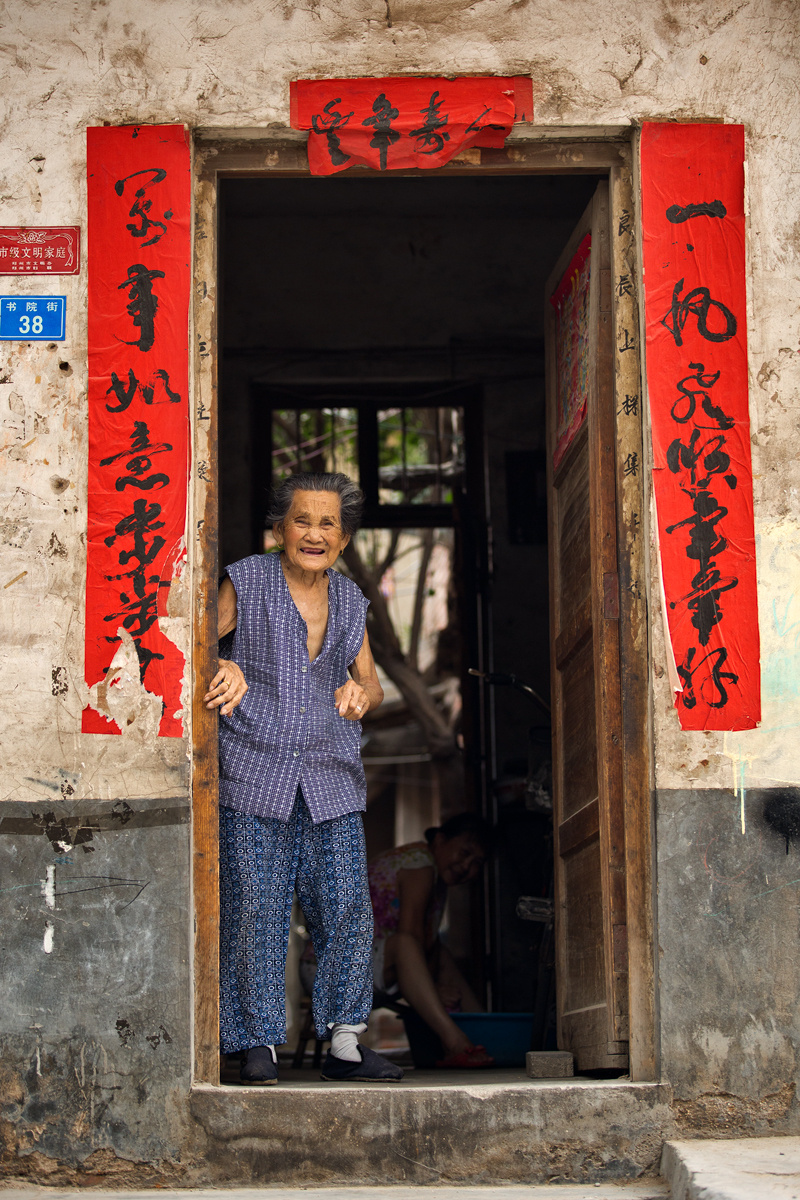 和蔼老奶奶 br /> 郑州回民区,老奶奶在门口面对着镜头笑容满面.