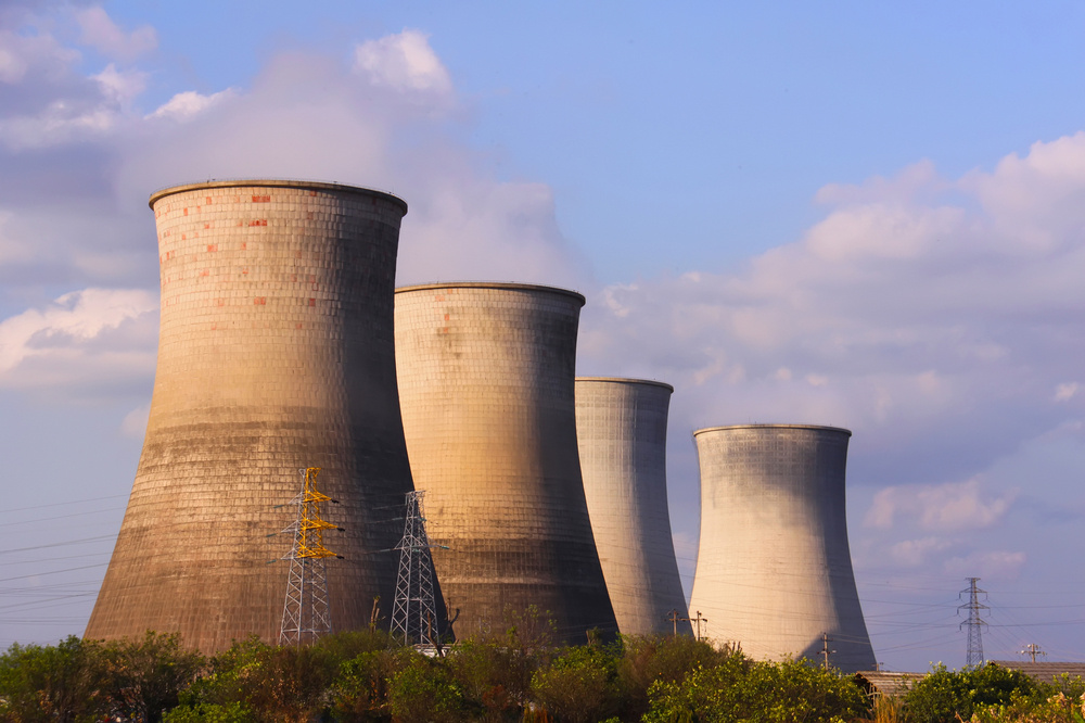 2月25日【梅县】 发电厂的烟囱看上去很雄伟.